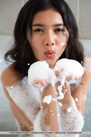 Молодая тайка принимает пенную ванну и сексуально позирует - фото №03