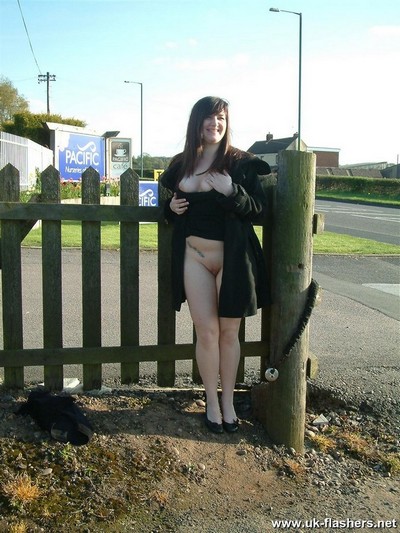 Пухлая молодая девушка с побритой писькой и секси попкой позирует голая на улице - фото №10
