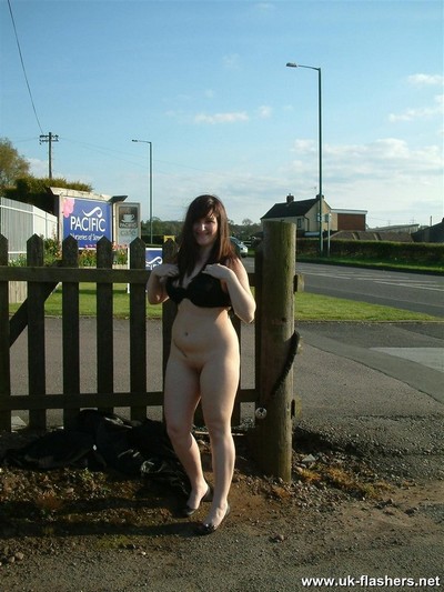 Пухлая молодая девушка с побритой писькой и секси попкой позирует голая на улице - фото №12