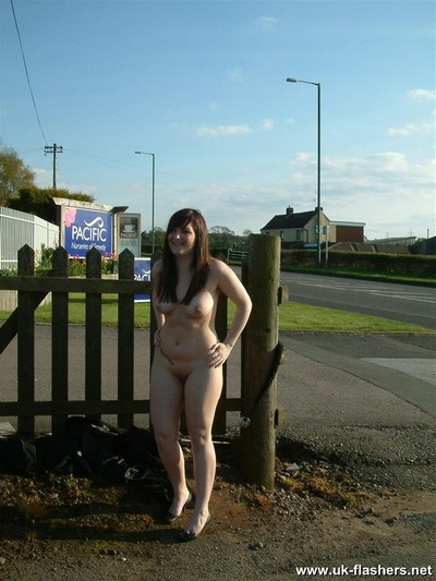 Пухлая молодая девушка с побритой писькой и секси попкой позирует голая на улице - фото №13