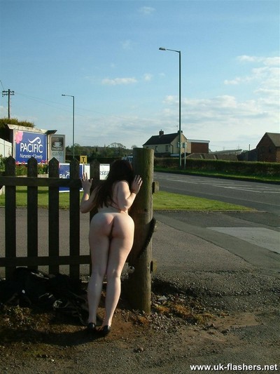 Пухлая молодая девушка с побритой писькой и секси попкой позирует голая на улице - фото №14
