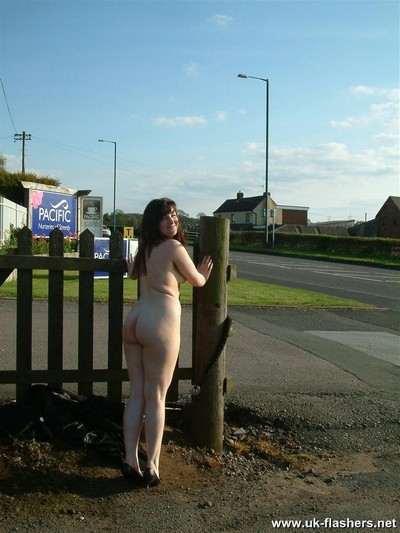 Пухлая молодая девушка с побритой писькой и секси попкой позирует голая на улице - фото №15