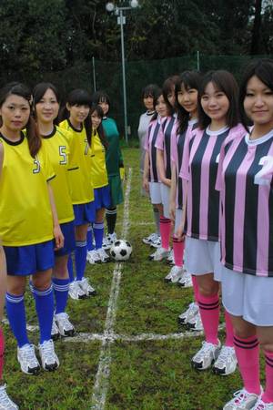 Команда азиатских футболисток позируют голые в спортзале