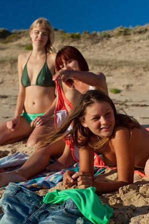 Девушки на пляже сняли бикини и веселятся с голыми попками