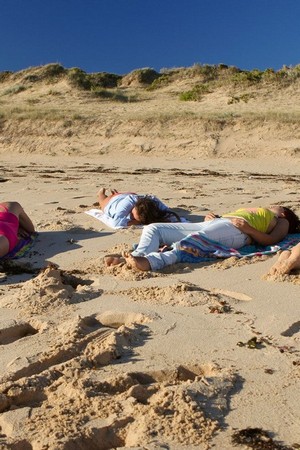 Девушки на пляже сняли бикини и веселятся с голыми попками - фото №01