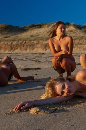Девушки на пляже сняли бикини и веселятся с голыми попками - фото №13