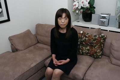 Зрелая японка раздвигает свои волосатые половые губы - фото №01