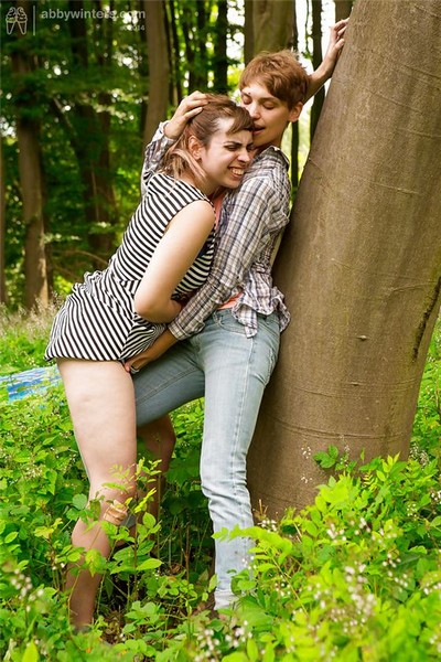 Лесбиянки забрались в лесную чащу, чтобы позаниматься сексом - фото №06