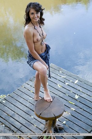 Худенькая девушка с волосатой писькой голая на причале - №05