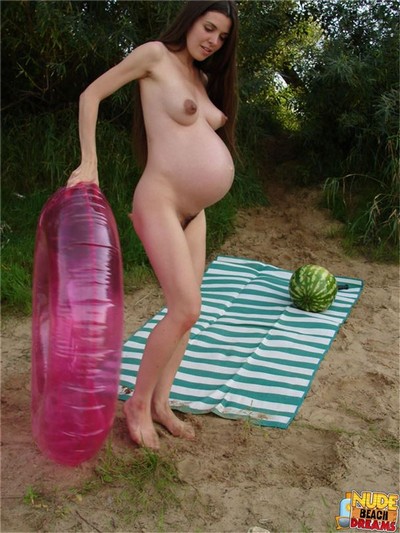 Беременная девка развлекается на пляже - фото №09