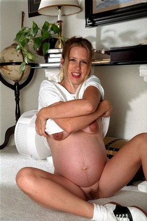 Беременная жена с молочными титьками сняла трусы - фото №10
